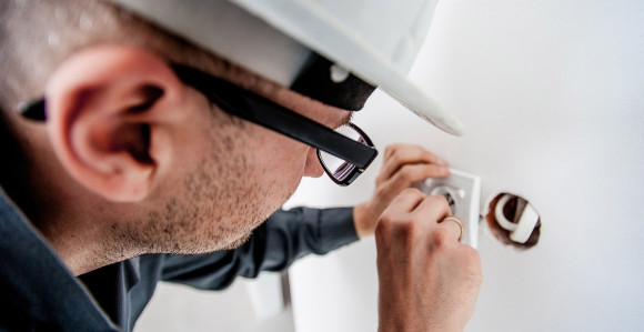 Mora platiti odštetu firmi, nije dolazio na posao