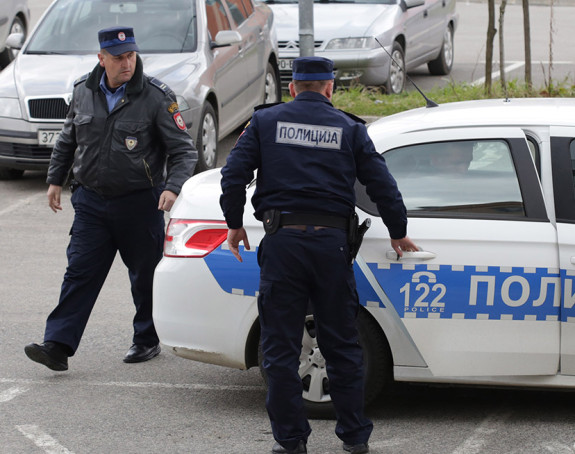 Muškarac iz kolone svatova napao radnika čistoće