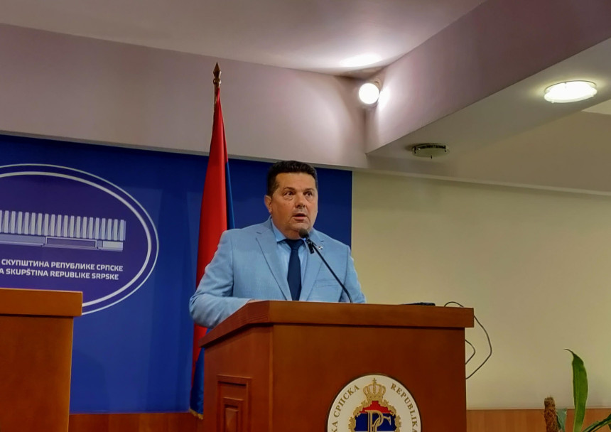 Опозиција изазива немире скупом испред НСРС