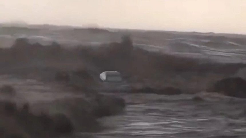 Grčka: Bujica nosi automobile u more (VIDEO)
