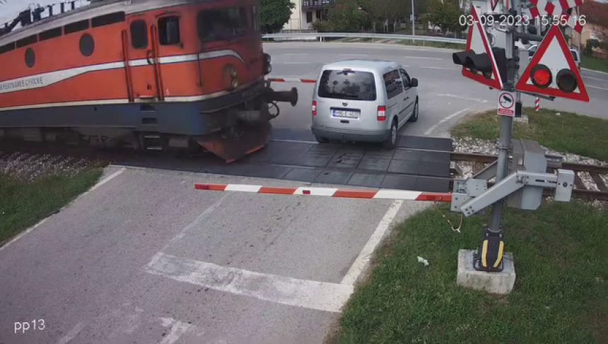Čuvajte život, voz uvijek ima prednost! (VIDEO)