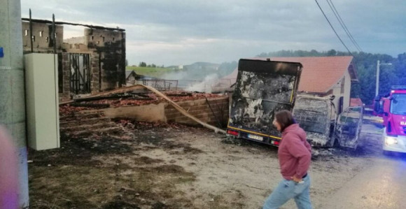 Бањалука: У пожару изгорјела два коња, камион и сијно