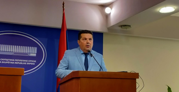 Opozicija izaziva nemire skupom ispred NSRS