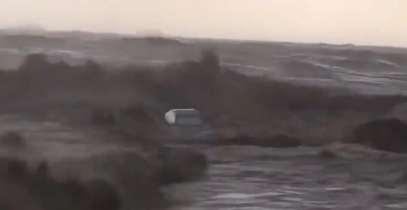 Grčka: Bujica nosi automobile u more (VIDEO)