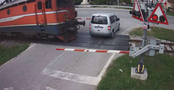 Čuvajte život, voz uvijek ima prednost! (VIDEO)