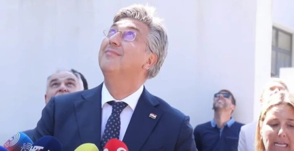 Pogledajte kako je galeb pogodio Plenkovića (VIDEO)