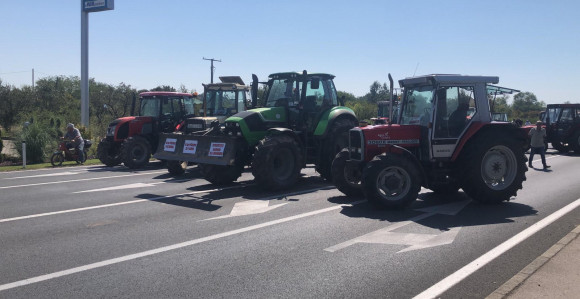 Poljoprivrednici FBiH blokirali put Orašje - Tuzla