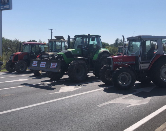 Poljoprivrednici FBiH blokirali put Orašje - Tuzla