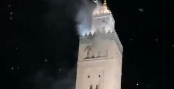 Снимљено када се џамија стара 850 година заљуљала