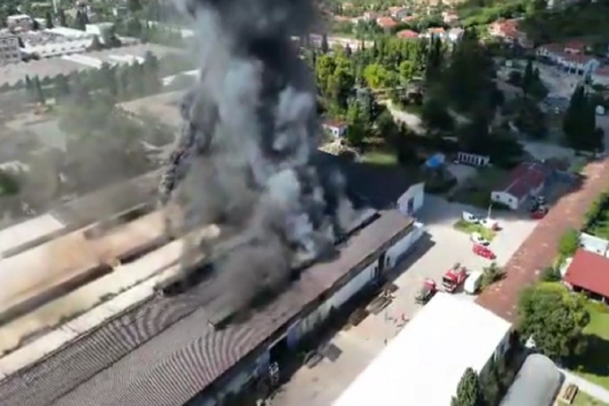 Požar guta firmu u Mostaru, nema povrijeđenih (VIDEO)