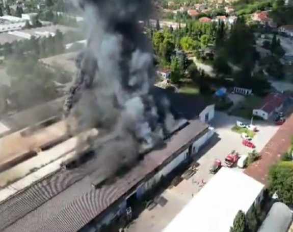 Požar guta firmu u Mostaru, nema povrijeđenih (VIDEO)