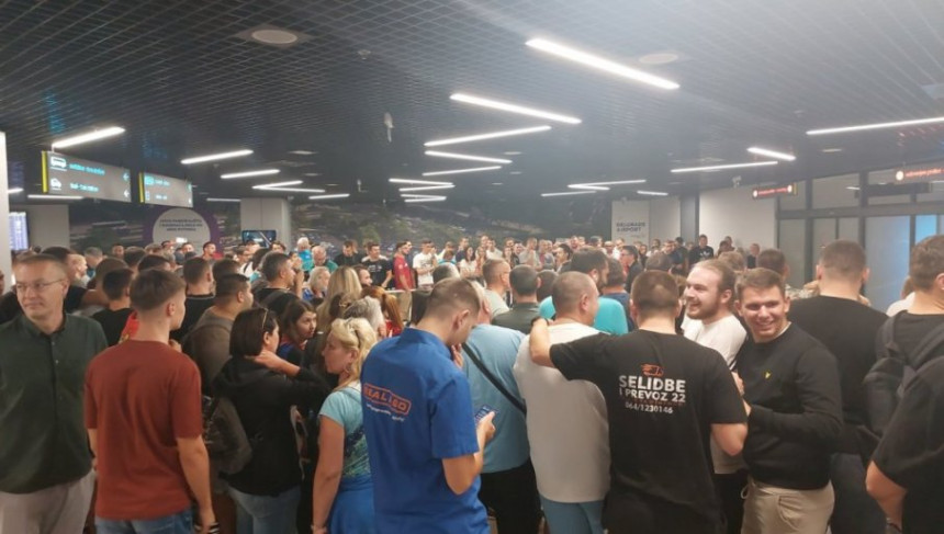 Вицешампиони стигли у Београд, дочек на аеродрому