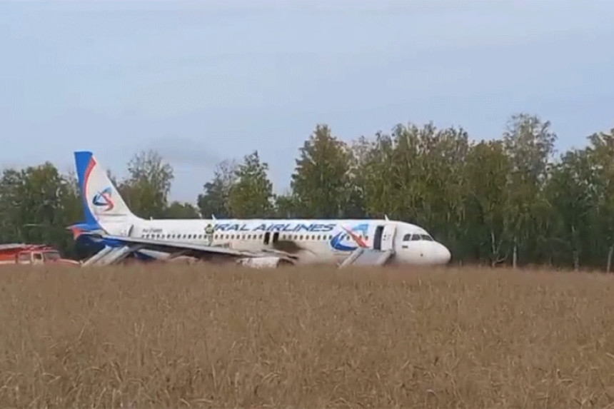 Avion sa 165 putnika i članova posade sletio u polje
