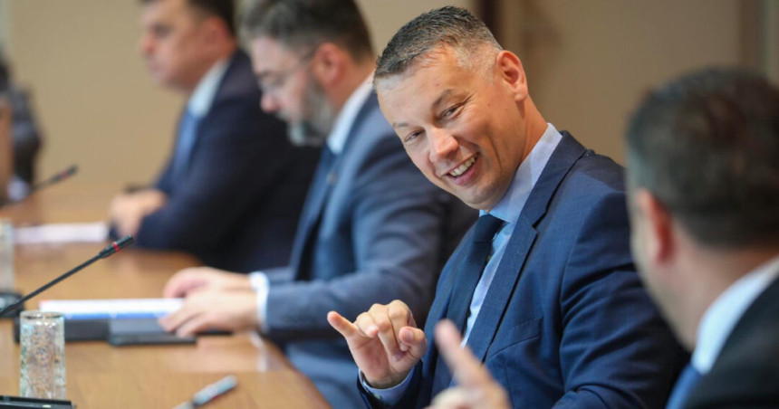 Luksuz na račun države: 200.000 maraka za vozila