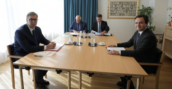 Počeo zajednički sastanak, Vučić i Kurti za istim stolom