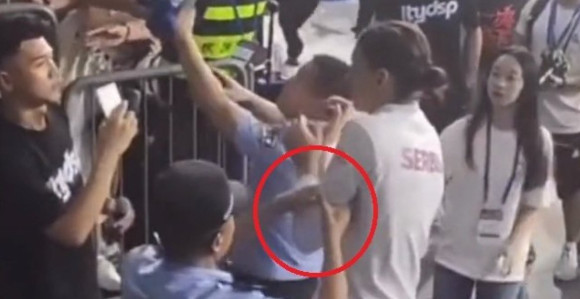 Kako je policajac zgrabio Tijanu Bošković za ruku