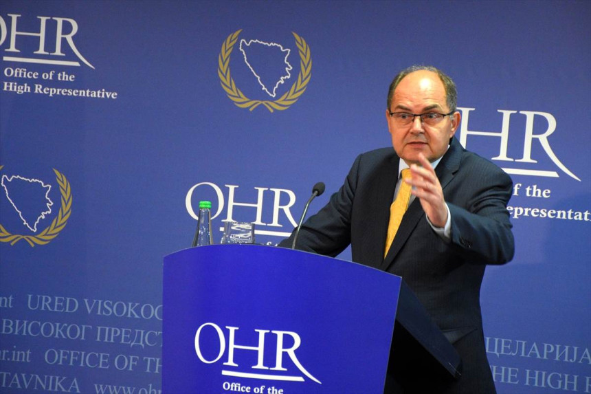 Шмит је сујетан, фрустриран и увријеђен што опозиција није разговарала с њим