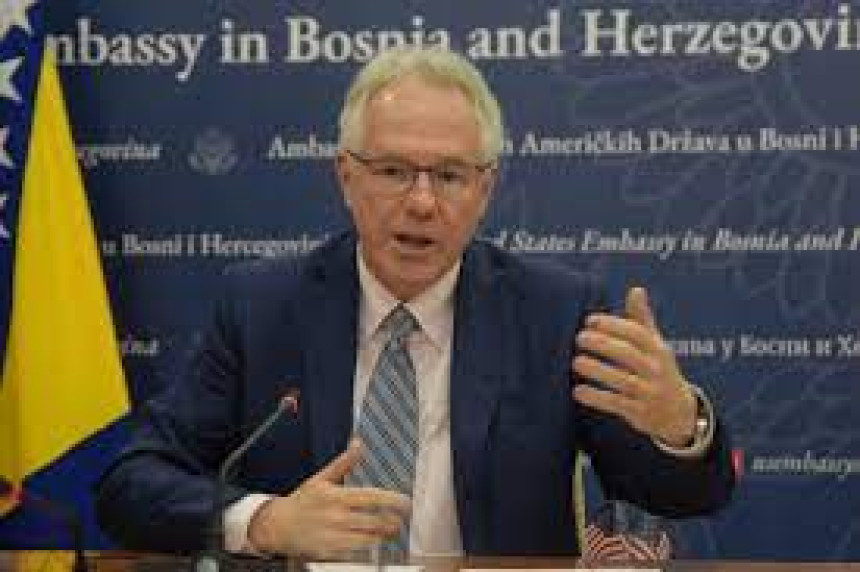 Додик не ради за људе у Српској, користи их као штит