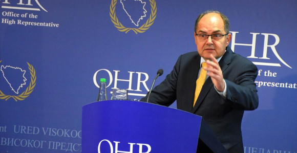 Шмит је сујетан, фрустриран и увријеђен што опозиција није разговарала с њим