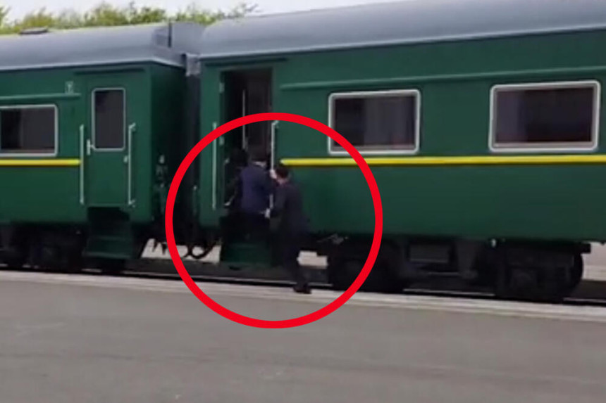 Погледајте како Кимова пратња ускаче у воз