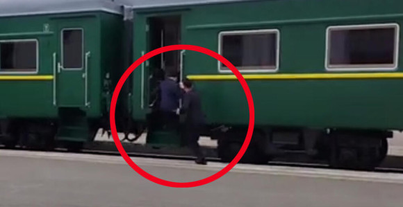 Pogledajte kako Kimova pratnja uskače u voz
