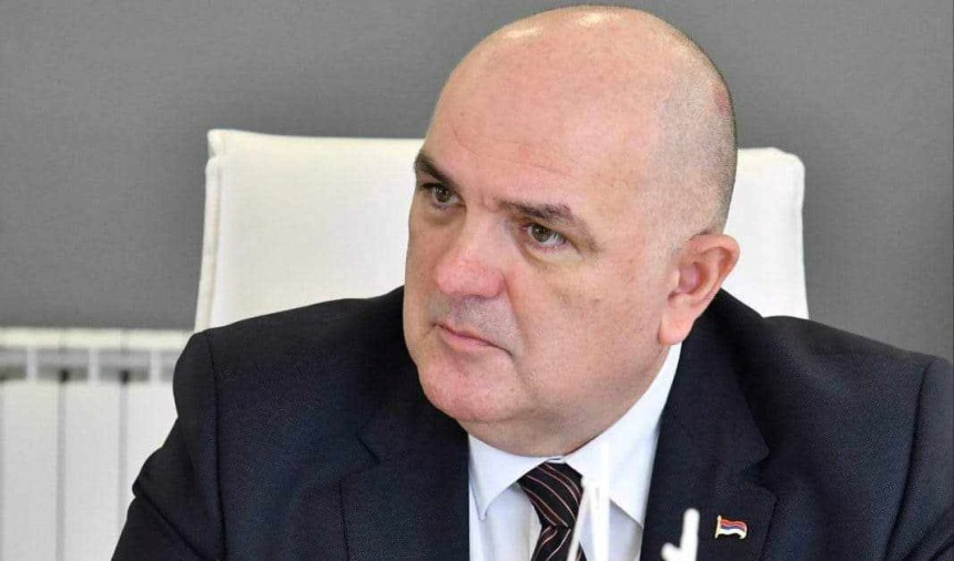 Dodikov savjetnik potegao pištolj na Momčila Mandića