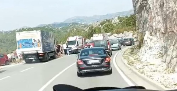 Autobus sletio u provaliju na putu Cetinje - Budva