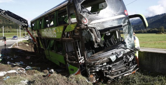 Autobus sletio sa puta, 46 osoba povrijeđeno