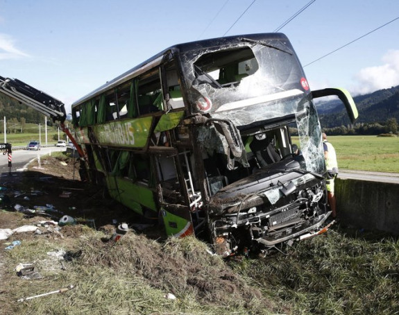 Autobus sletio sa puta, 46 osoba povrijeđeno
