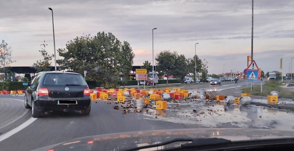 Bijeljina: Burad i gajbe piva rasuti po kružnom toku
