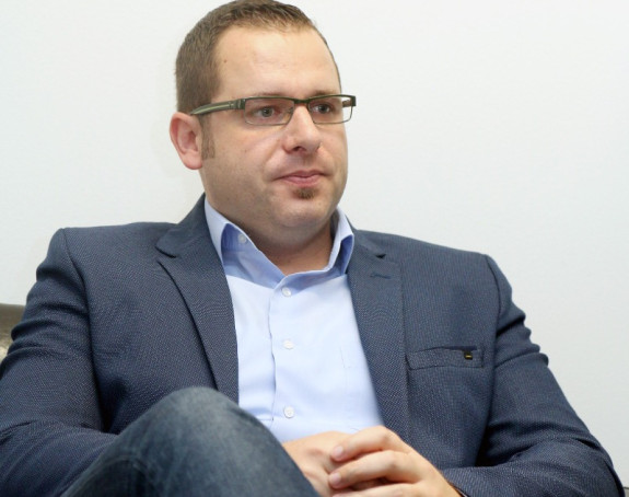 "Хелез има само мале људе у својој глави"