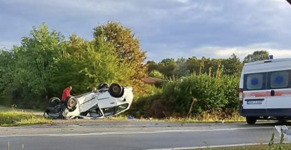 Poginula žena pri slijetanju vozila sa kolovoza