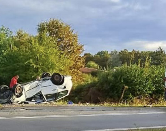 Poginula žena pri slijetanju vozila sa kolovoza