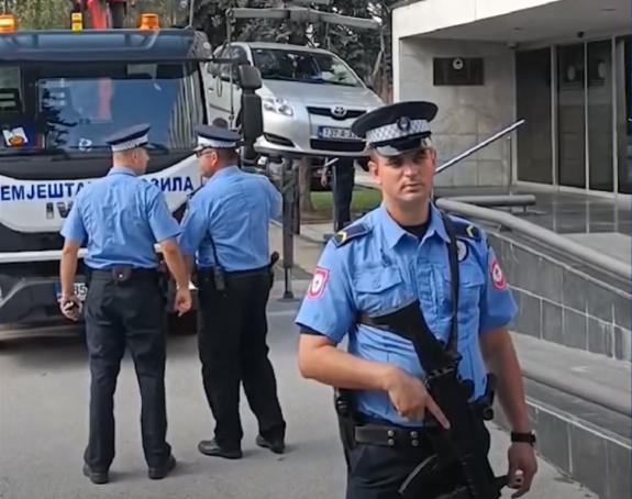 Полиција са дугим цијевима уклонила Вукановићев ауто