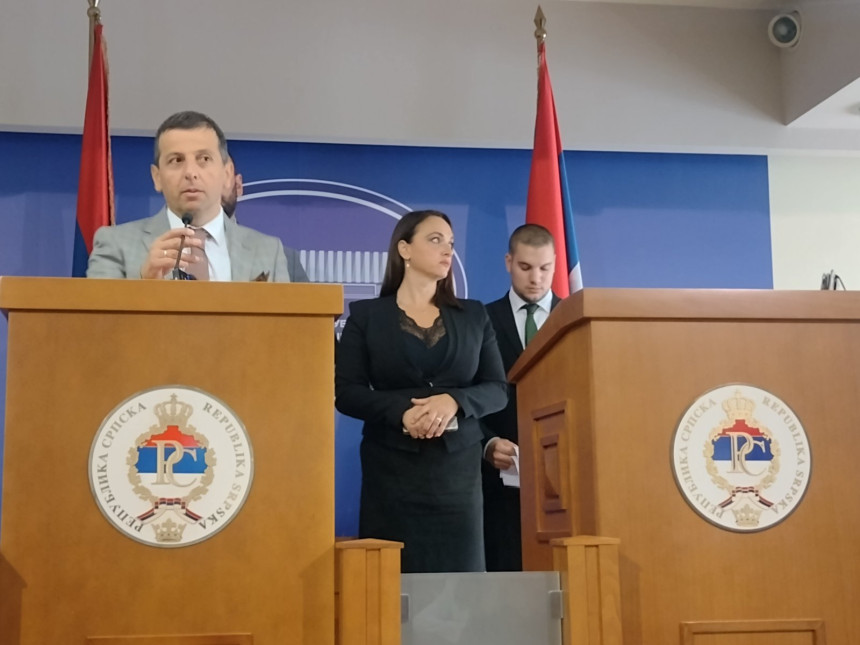 Позадина писма Додиковог је да му треба пара