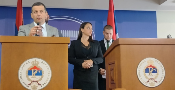Pozadina pisma Dodikovog je da mu treba para