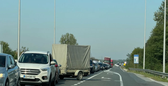 Čeka se satima: Na ulazu u BiH kolona dugačka 2,5 km