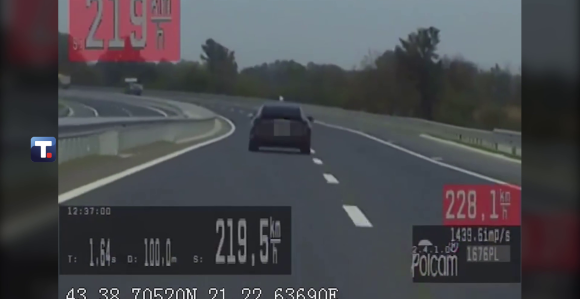 Vozio 228 km/h, sa dvoje djece u autu (FOTO)