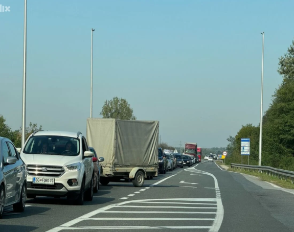 Čeka se satima: Na ulazu u BiH kolona dugačka 2,5 km