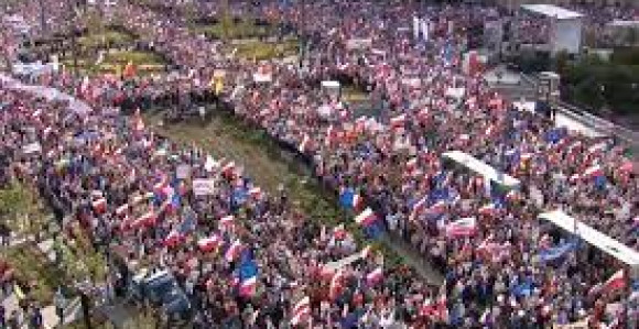 Oko milion ljudi na protestima u Varšavi (VIDEO)