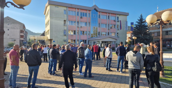 Мирни протест грађана испред општине Угљевик