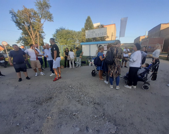 Protest mještana Lazareva, Antonić nasrnuo na njih