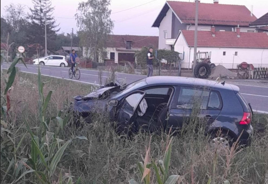 Troje povrijeđeno u sudaru traktora i automobila