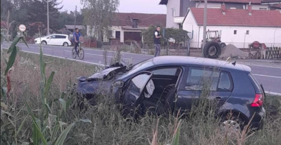Troje povrijeđeno u sudaru traktora i automobila