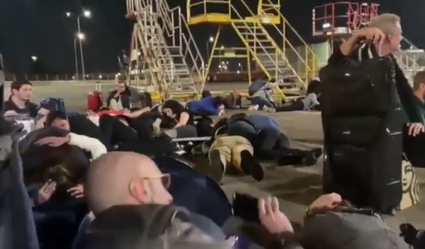 Ljudi leže na pisti, sirene najavljuju napad u Izraelu