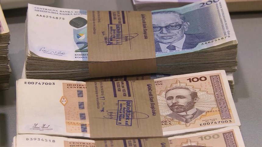 Javni sektor povećavao broj radnika, ali i dug