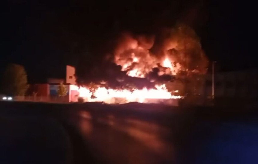 Vatrena stihija progutala fabriku u Gradačcu (VIDEO)