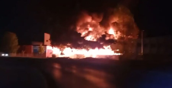 Vatrena stihija progutala fabriku u Gradačcu (VIDEO)