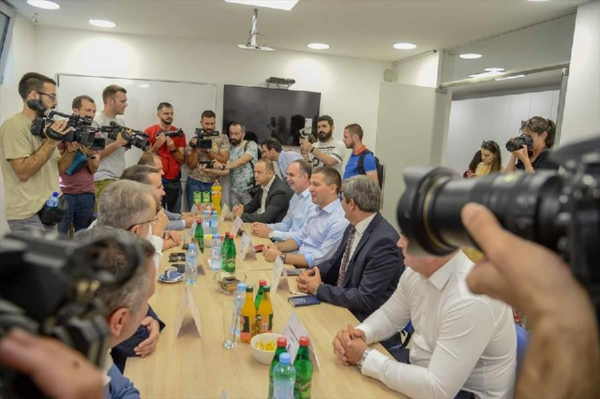 Demokratama šest mjesta i zamjenik premijera