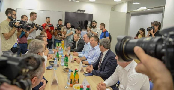 Demokratama šest mjesta i zamjenik premijera